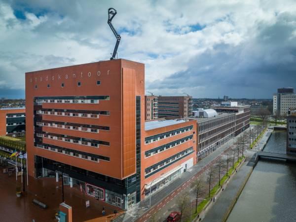 Zonnepanelen gecoat in terracotta